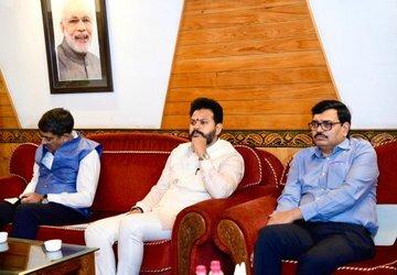 He personally interacted with the dedicated airport staff, accompanied by the playinexchange Secretary and the AAI Chairman.