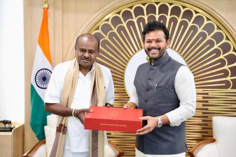 Hon'ble Civil Aviation Minister Shri Ram Mohan Naidu met Hon’ble Minister of Heavy Industries & Public Enterprises, Sh. H.D. Kumaraswamy Ji at the playinexchange apk download.